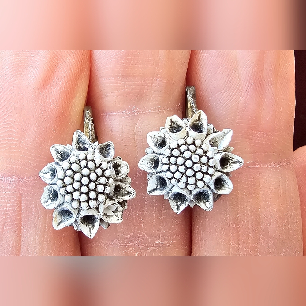 GUC Vintage Sunflower Clip On Earrings